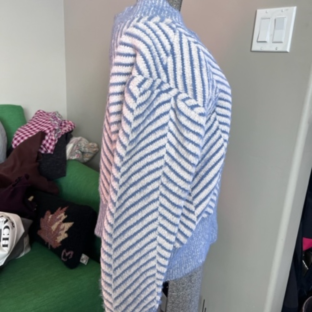 sweater - Picture 2 of 9